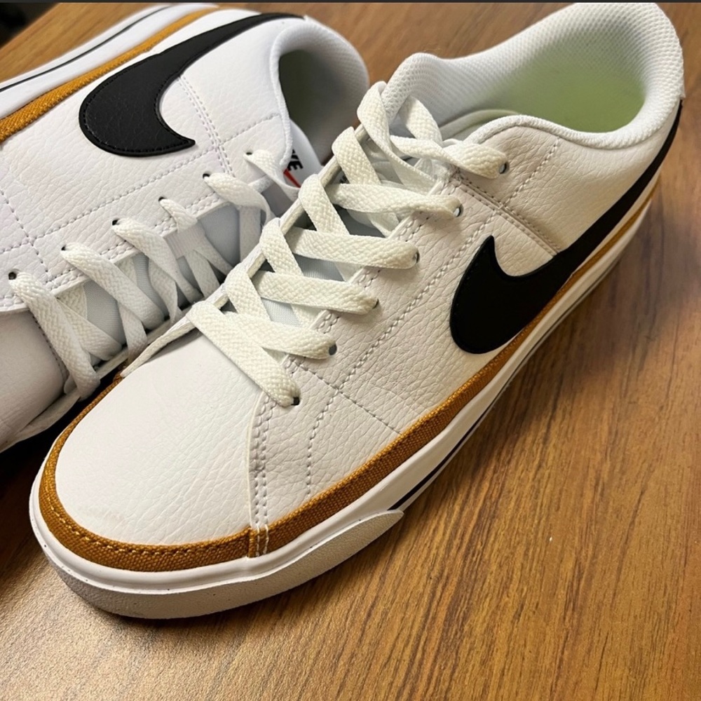 Nike size 8.5 Leather Sneakers
